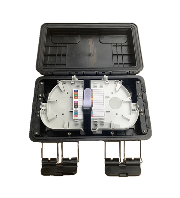Fiber optic connector insertion and removal mechanism