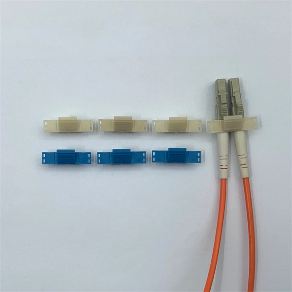 Does the fiber optic cable cladding participate in the splicing 